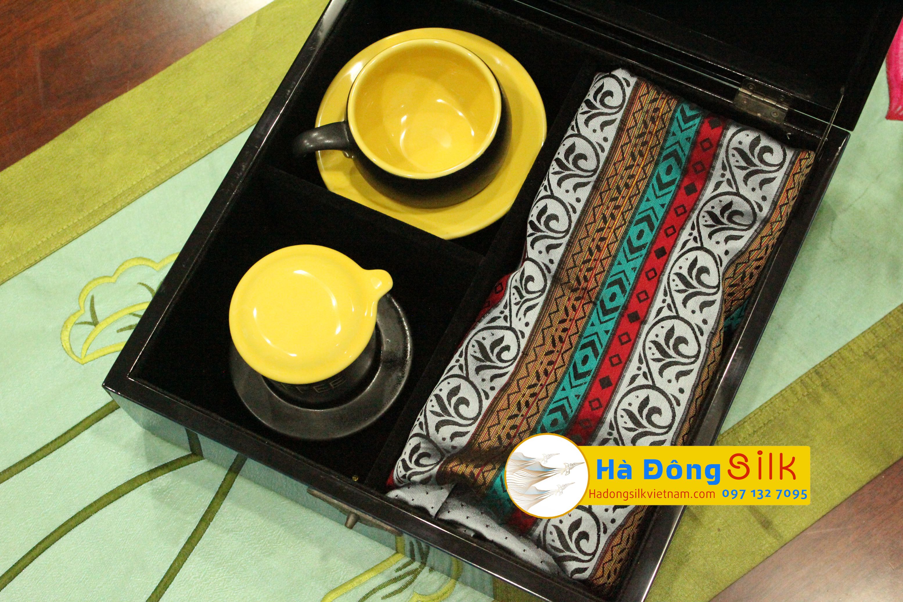 Quà tặng 8 tháng 3 ý nghĩa - Hộp sơn mài & phin cà phê gốm Bát Tràng & Khăn choàng Lụa Hà Đông
