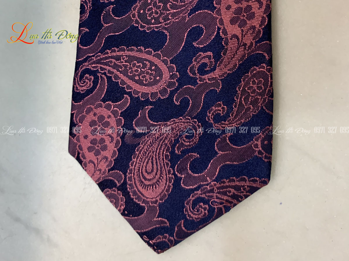 Cravat Lụa Họa Tiết Hồng Nền Đen MNV-CRV36