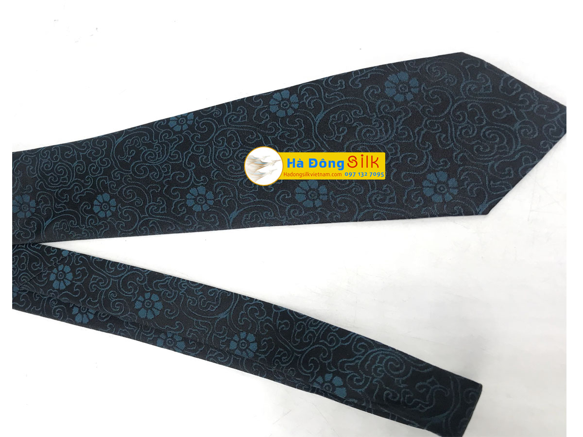 Cravat nền xanh thêu hoa MNV-CRV35
