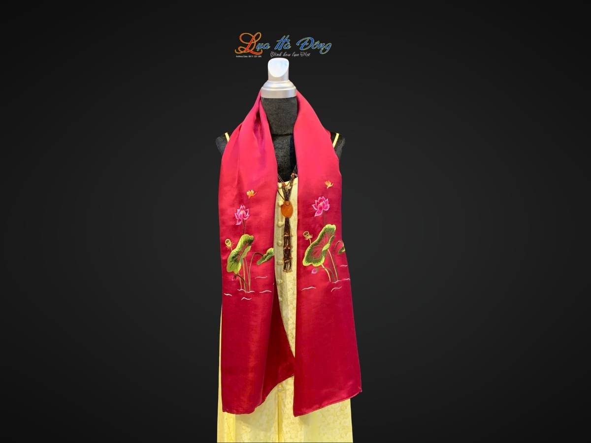 Khăn lụa trơn thêu sen đỏ mận MNV-LNL45180/10
