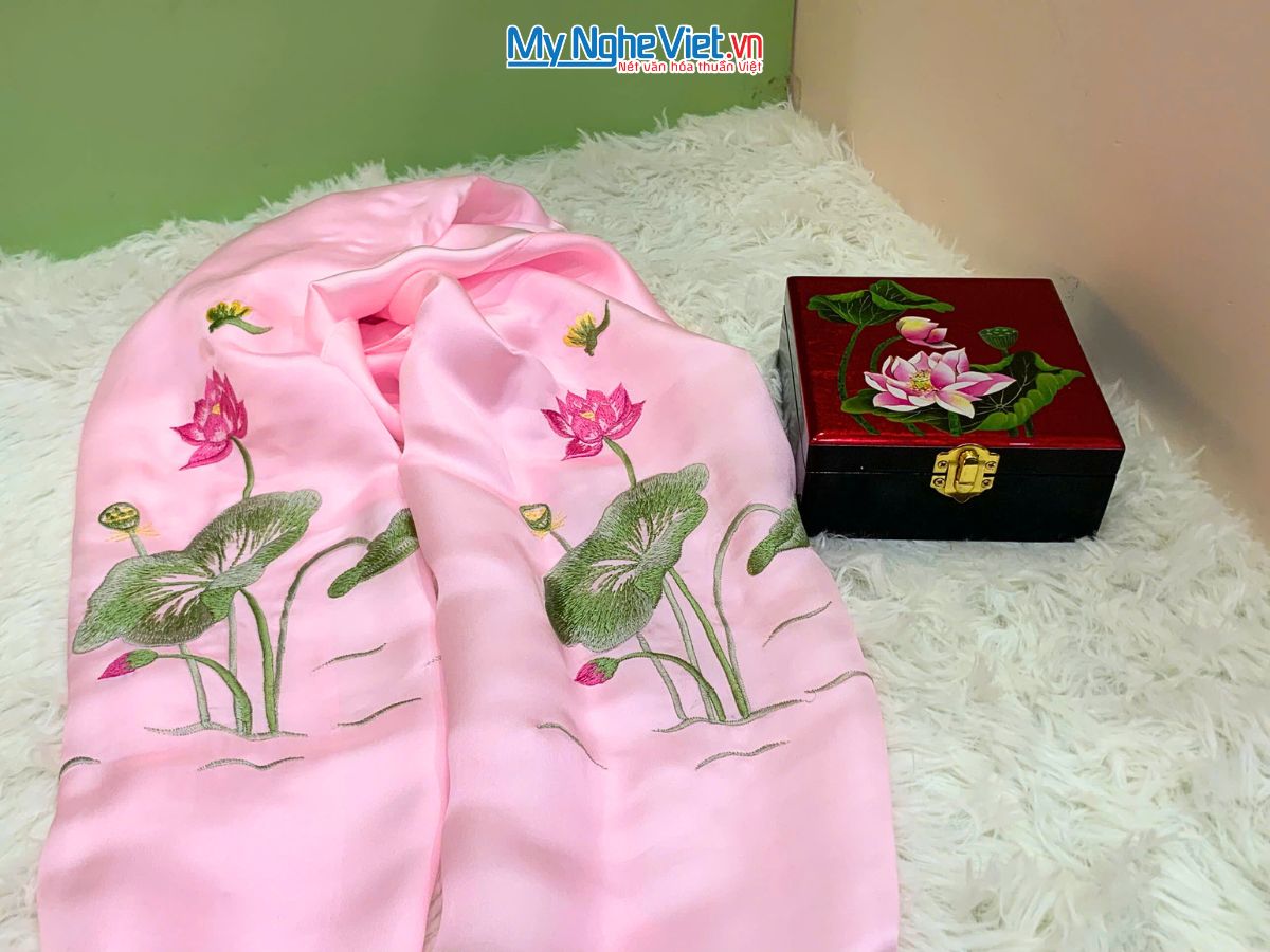 Quà Tặng Hộp Sơn Mài & Khăn Lụa Hà Đông Họa Tiết Hoa Sen CBMNV-LNL45180/11