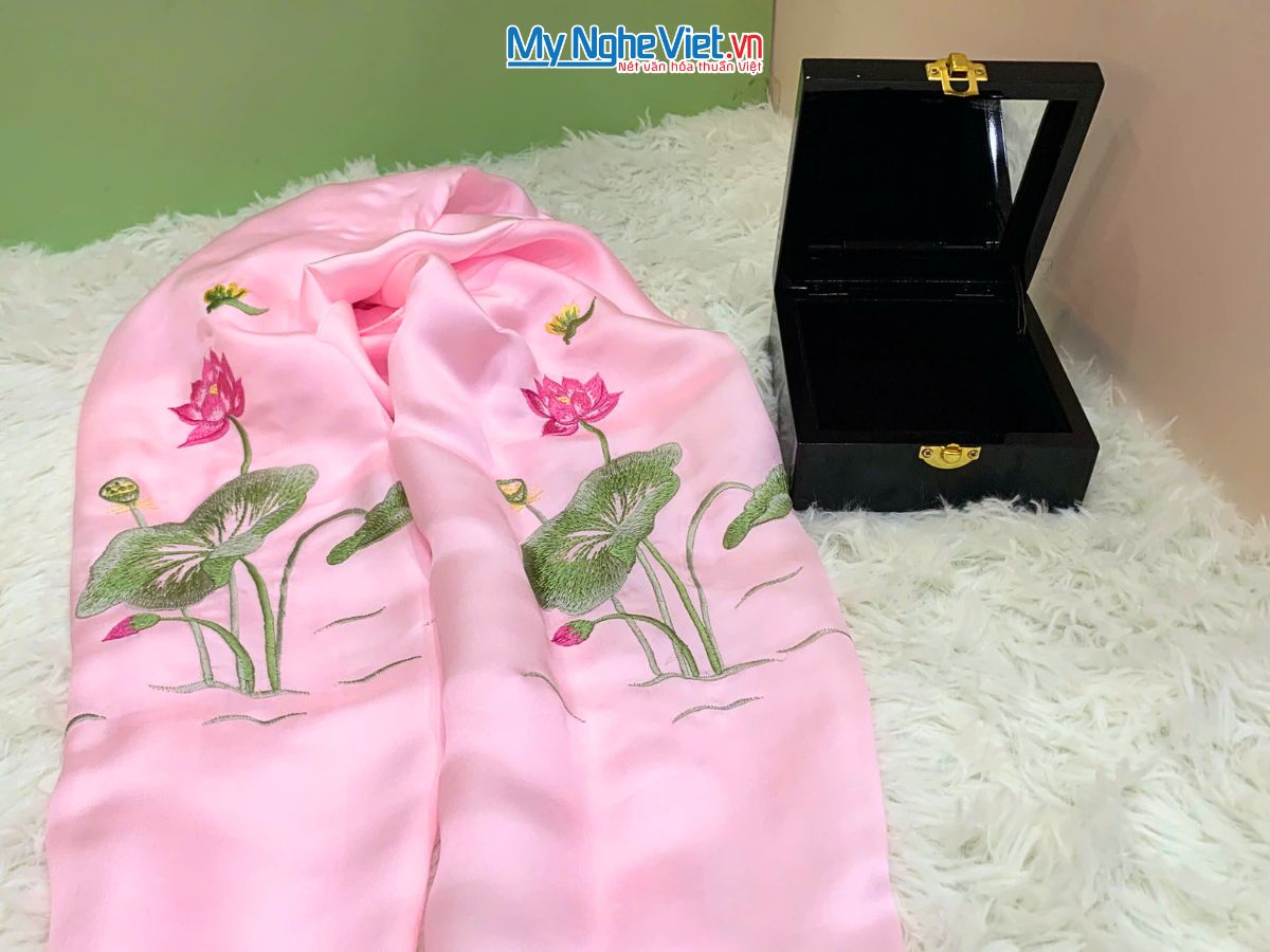 Quà Tặng Hộp Sơn Mài & Khăn Lụa Hà Đông Họa Tiết Hoa Sen CBMNV-LNL45180/11