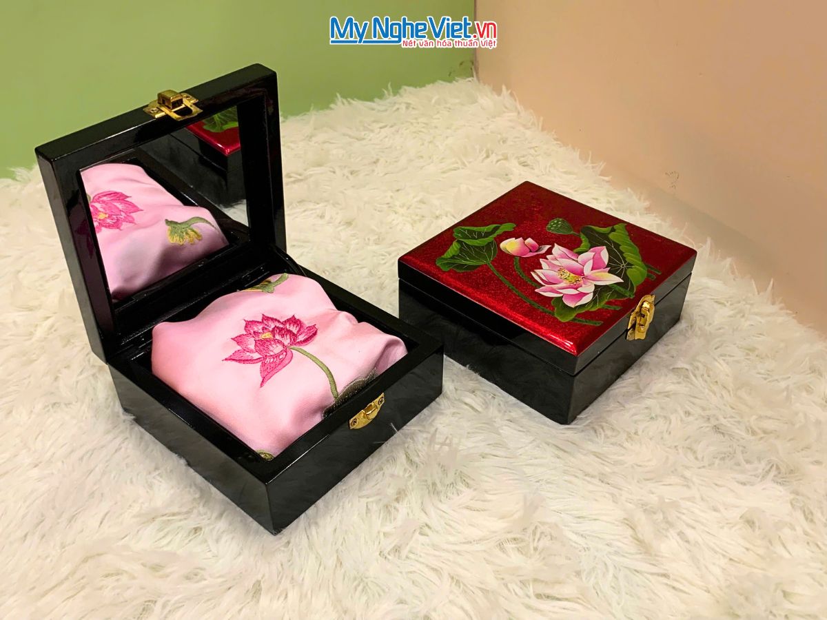 Quà Tặng Hộp Sơn Mài & Khăn Lụa Hà Đông Họa Tiết Hoa Sen CBMNV-LNL45180/11