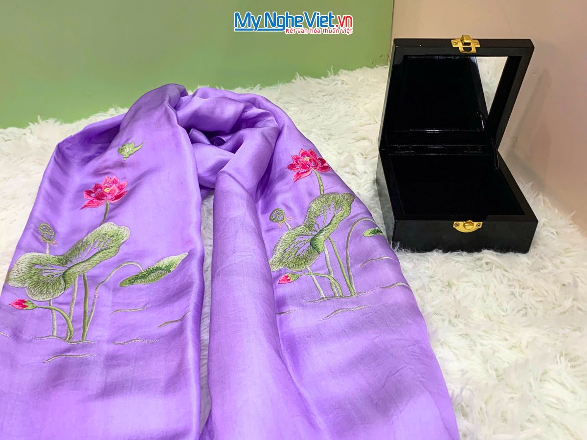 Quà Tặng Hộp Sơn Mài & Khăn Lụa Hà Đông Họa Tiết Hoa Sen CBMNV-LNL45180/1