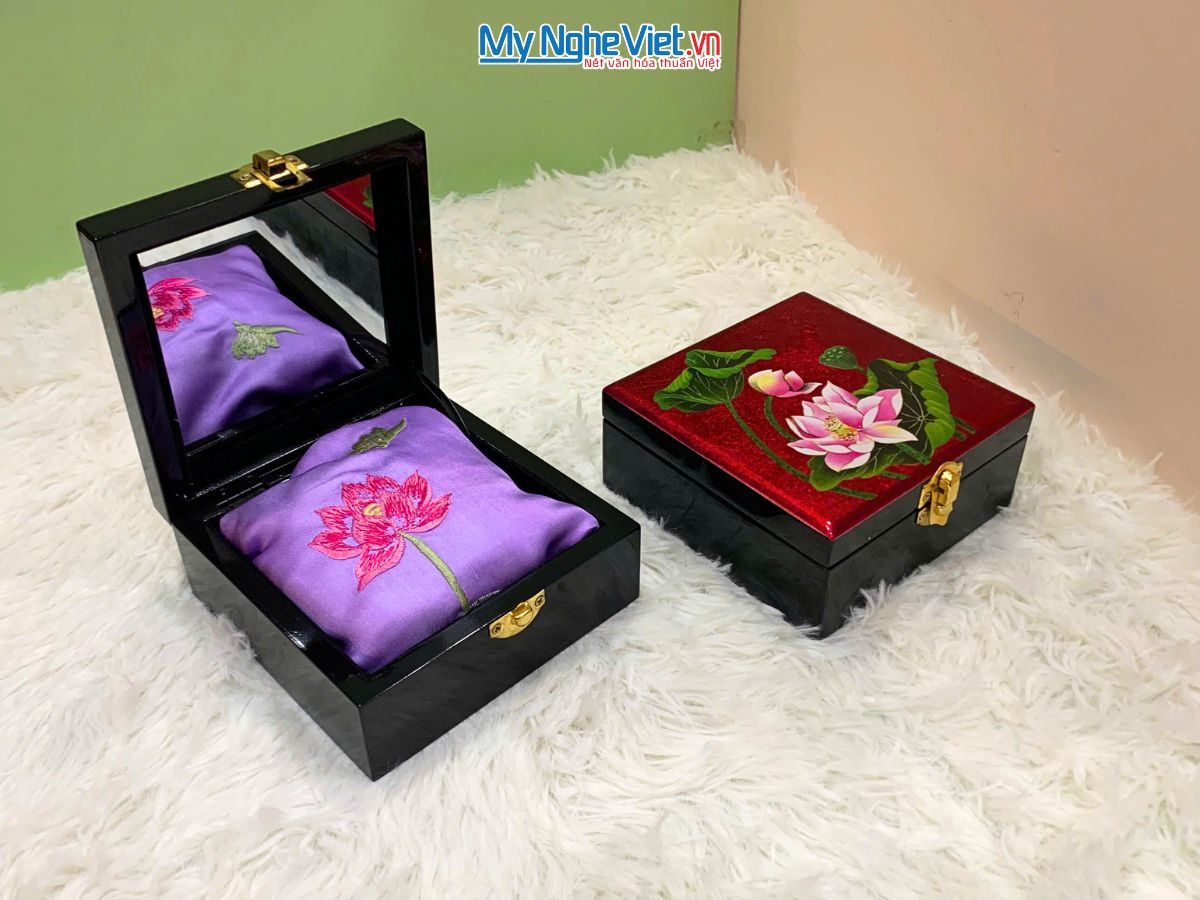 Quà Tặng Hộp Sơn Mài & Khăn Lụa Hà Đông Họa Tiết Hoa Sen CBMNV-LNL45180/1