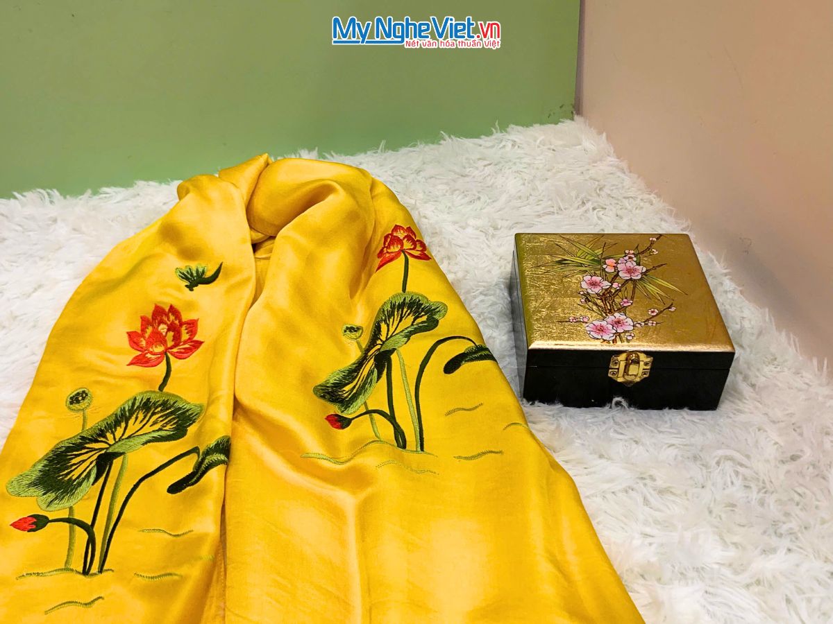 Quà Tặng Hộp Sơn Mài Hoa Đào & Khăn Lụa Hà Đông CBMNV-LNL45180/4