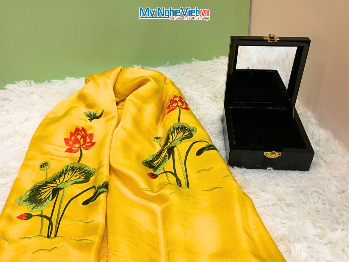Quà Tặng Hộp Sơn Mài Hoa Đào & Khăn Lụa Hà Đông CBMNV-LNL45180/4