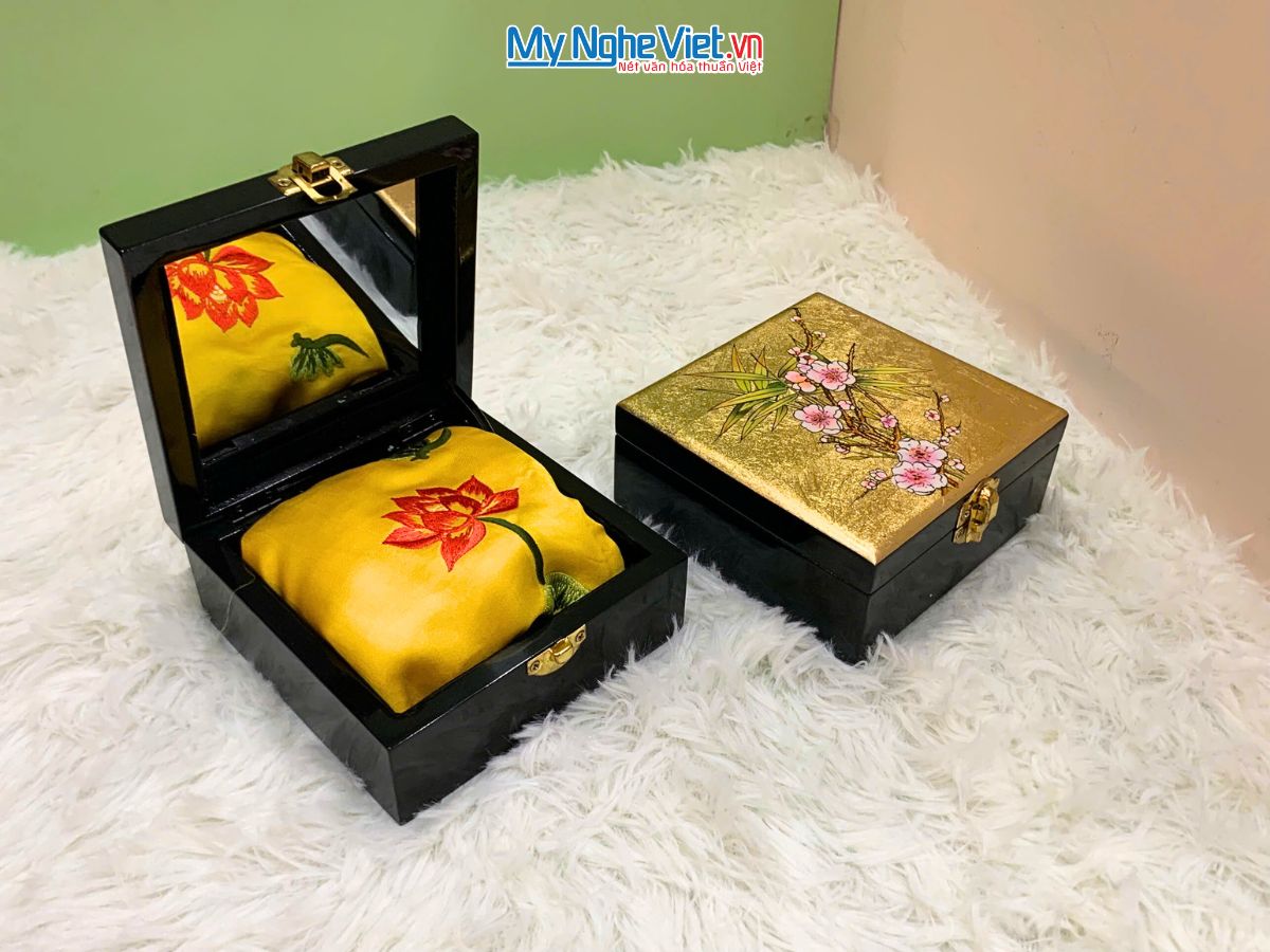 Quà Tặng Hộp Sơn Mài Hoa Đào & Khăn Lụa Hà Đông CBMNV-LNL45180/4