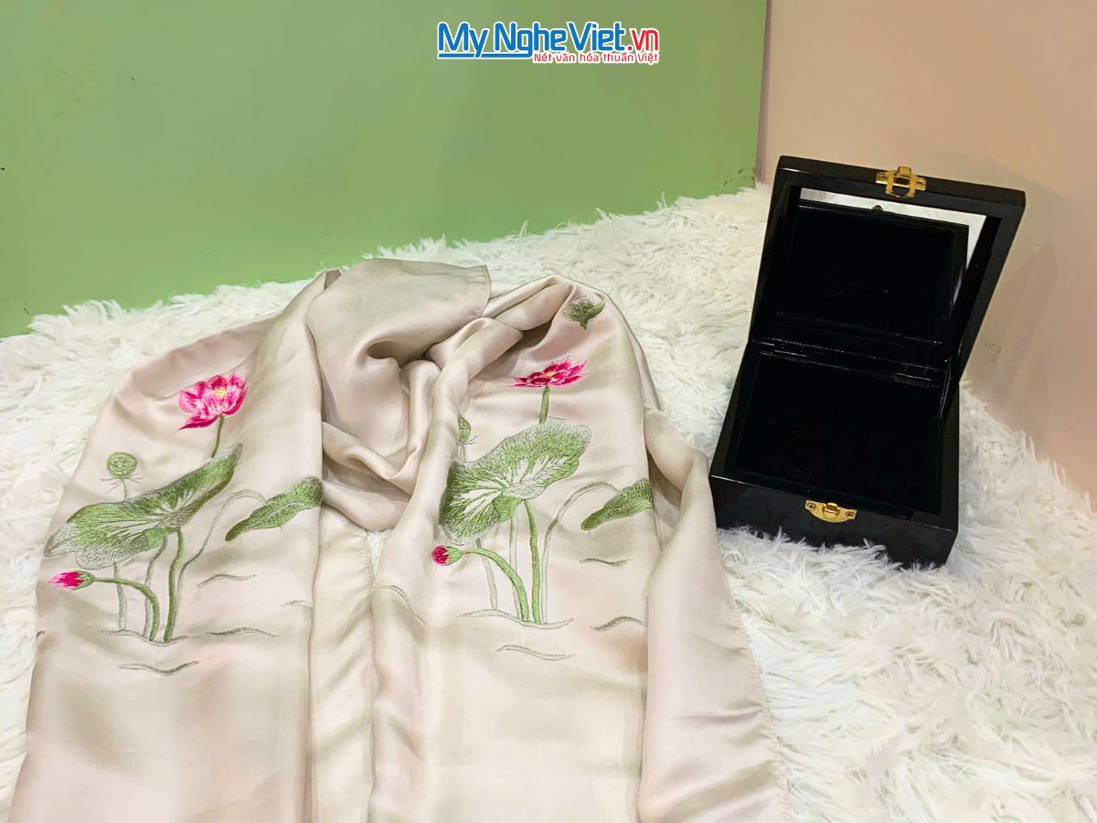 Quà Tặng Hộp Sơn Mài Hoa Đào & Khăn Lụa Hà Đông CBMNV-LNL45180/12