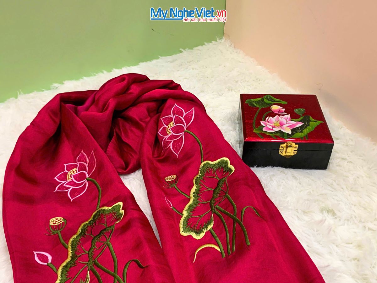 Quà Tặng Hộp Sơn Mài & Khăn Lụa Hà Đông Họa Tiết Hoa Sen CBMNV-LNL45180/10