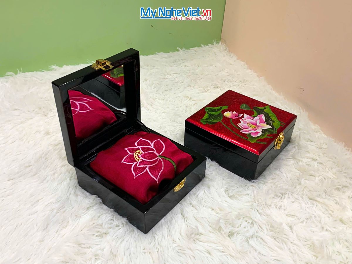 Quà Tặng Hộp Sơn Mài & Khăn Lụa Hà Đông Họa Tiết Hoa Sen CBMNV-LNL45180/10