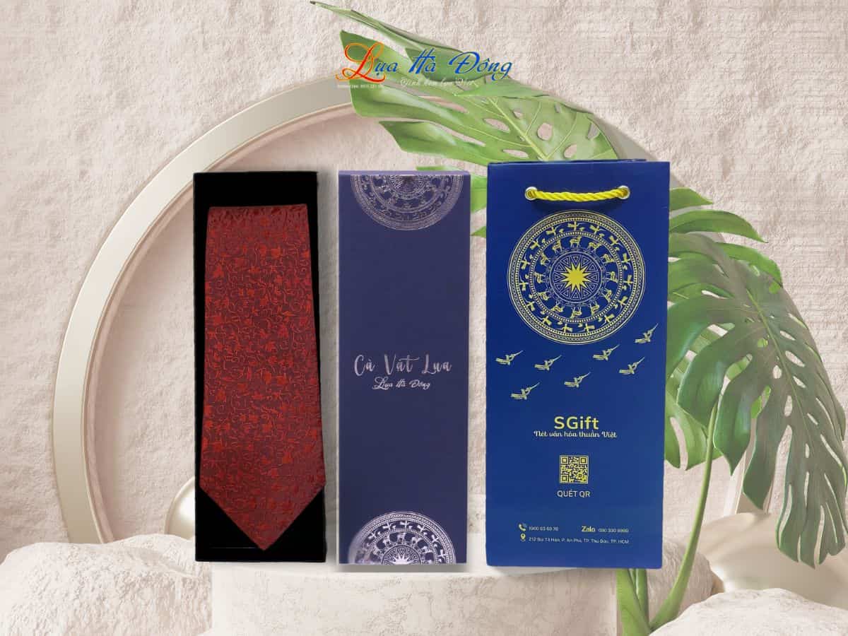 Cravat lụa hoa dây đỏ MNV-CRVPT85-5
