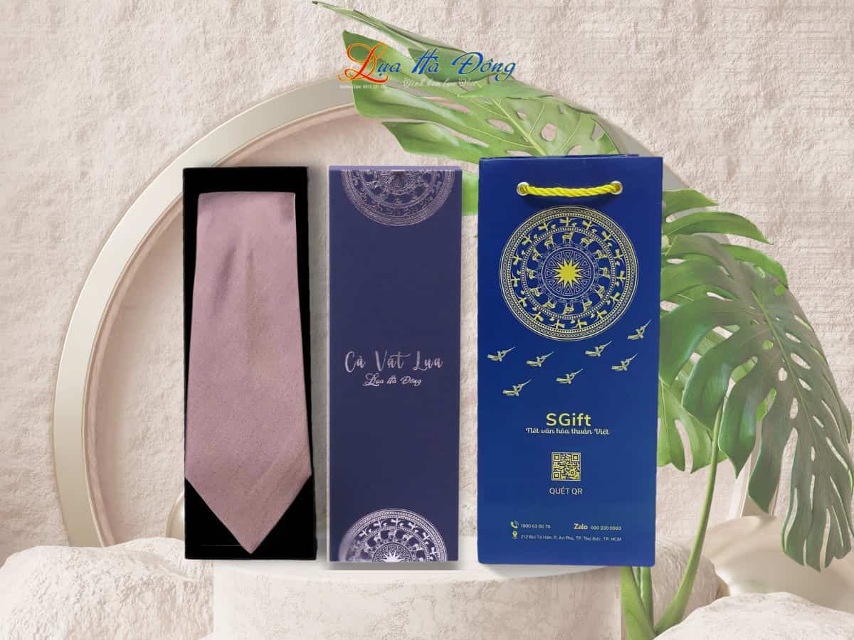 Cravat lụa trơn màu hồng nhạt MNV-CRVPT85
