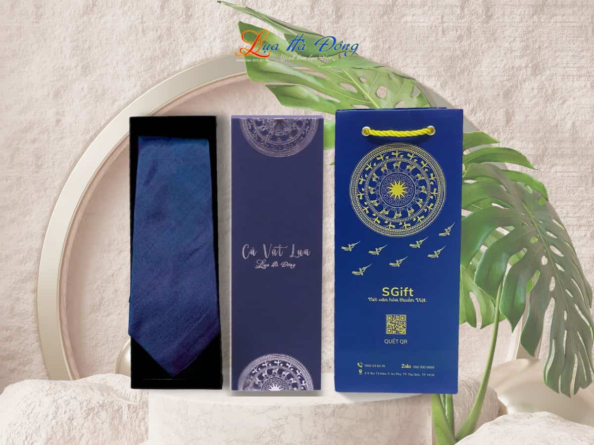 Cravat lụa trơn màu xanh dương MNV-CRVPT85