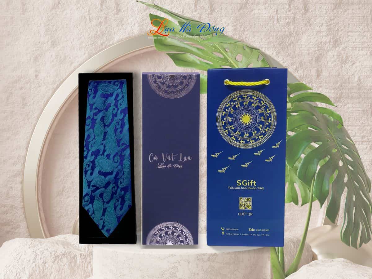 Cravat lụa họa tiết đuôi cong xanh MNV-CRVPT85-3