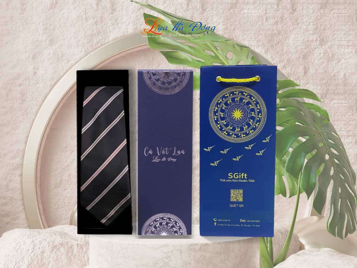 Cravat lụa đen sọc trắng đen đỏ MNV-CRVPT84-4