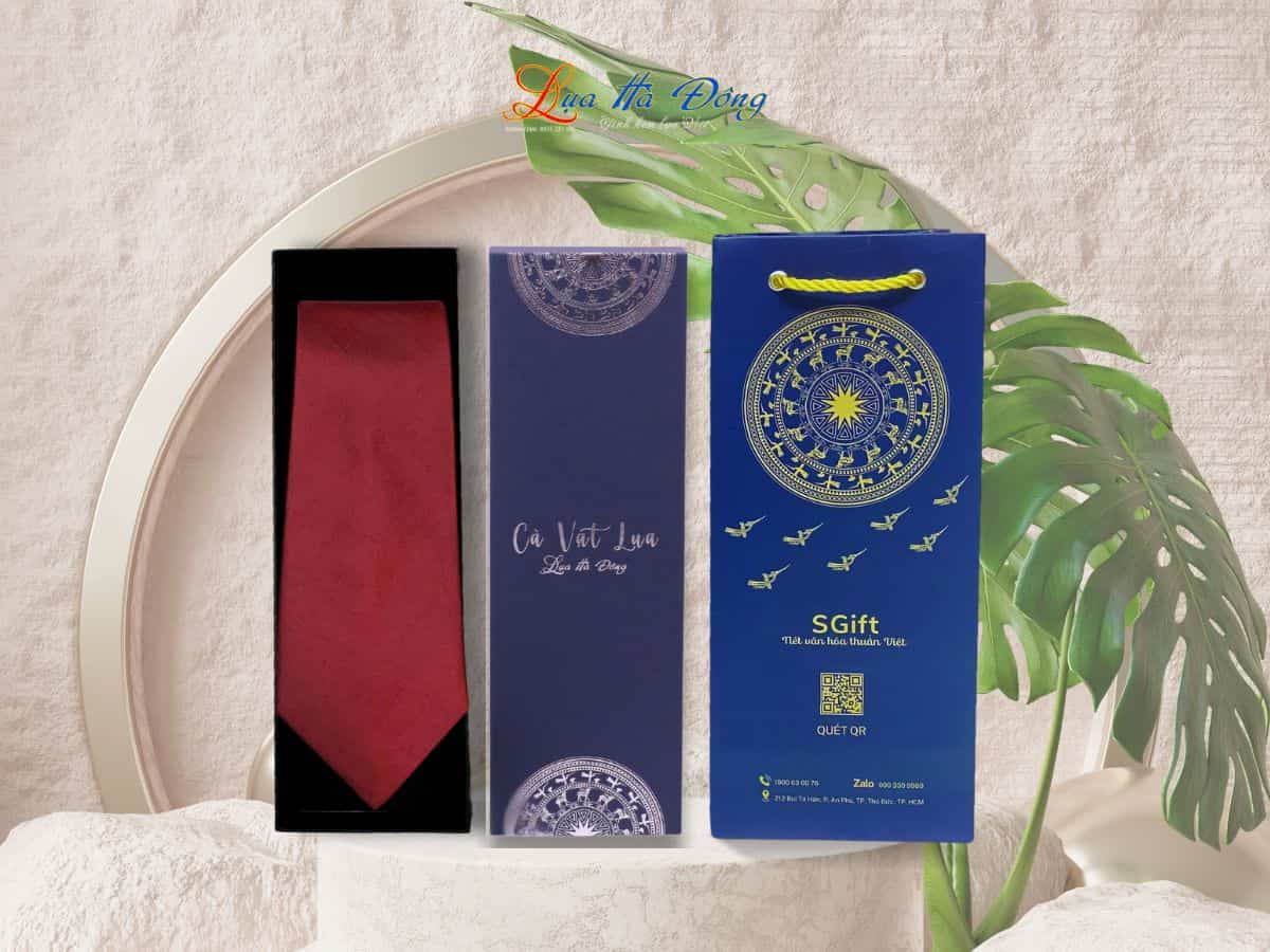 Cravat lụa trơn màu đỏ MNV-CRVPT85