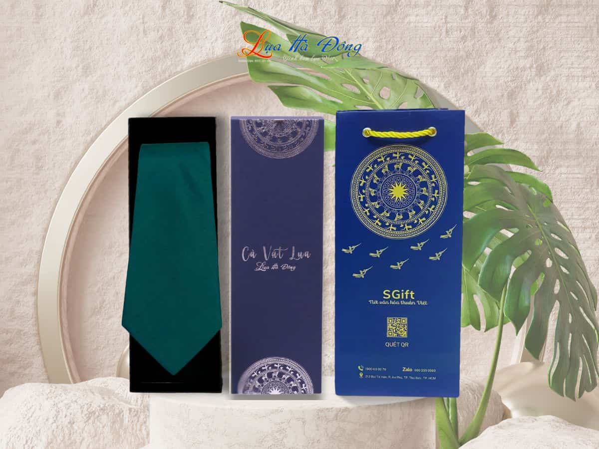 Cravat lụa trơn màu xanh lá đậm MNV-CRVPT85