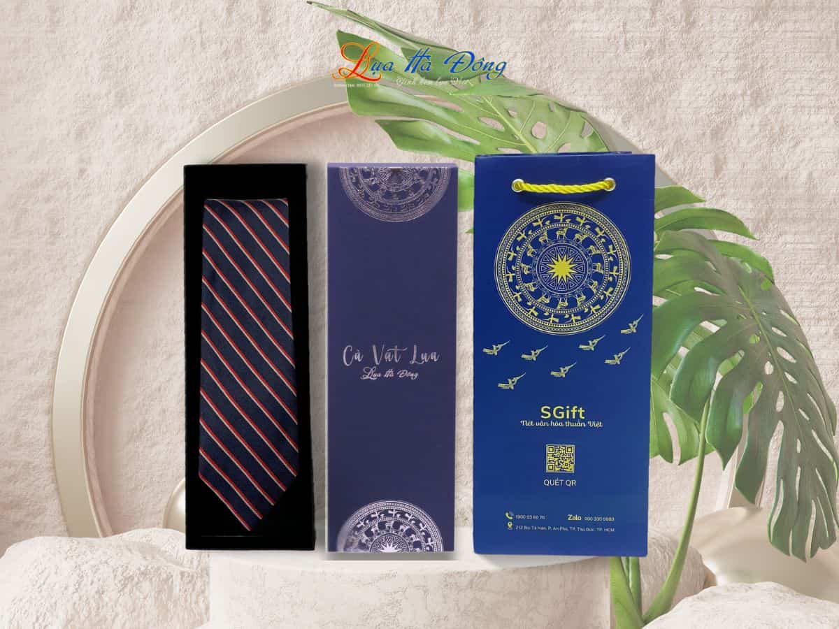 Cravat lụa sọc đỏ trắng MNV-CRVPT84-2