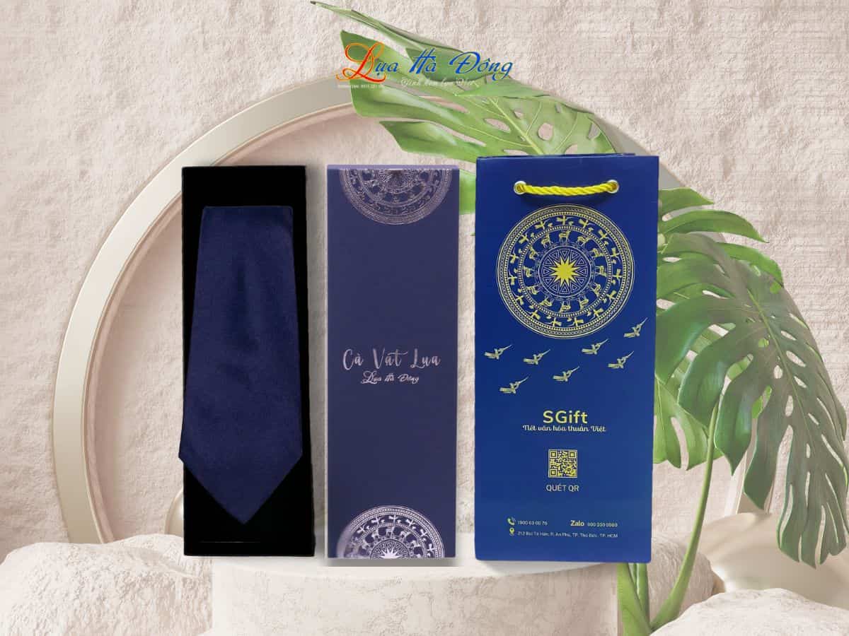 Cravat lụa trơn màu xanh dương đậm MNV-CRVPT85