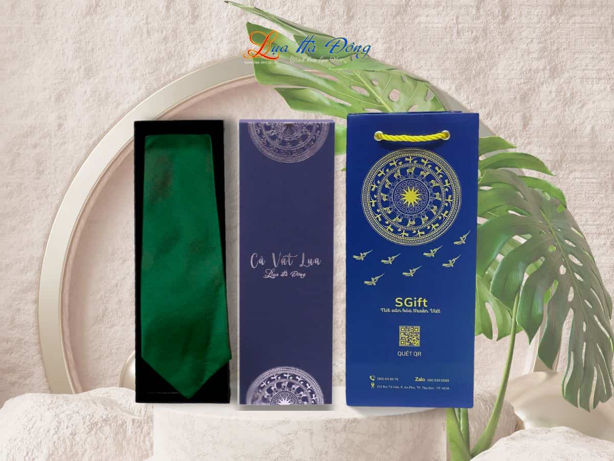 Cravat lụa trơn màu xanh lá MNV-CRVPT85