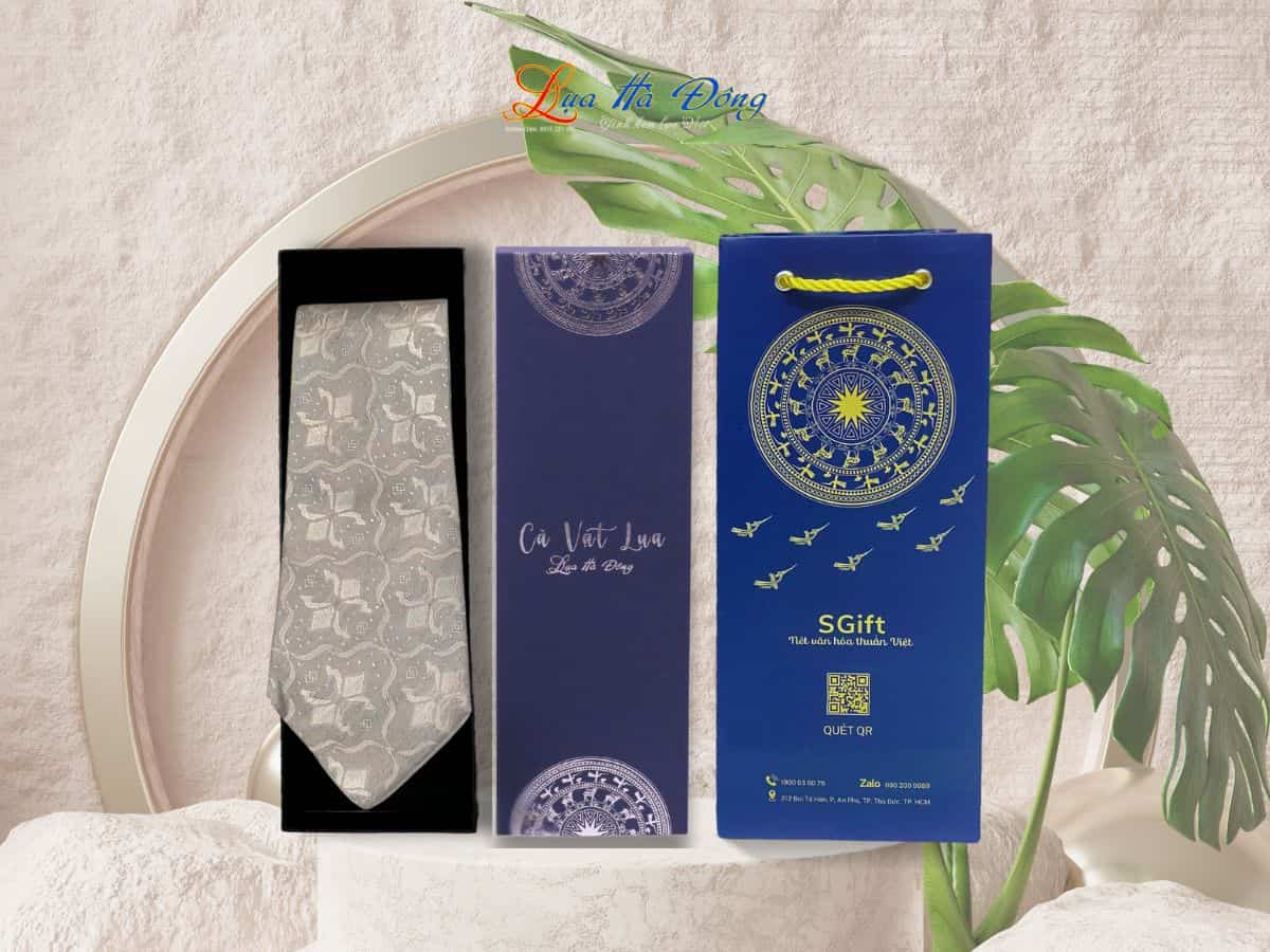 Cravat lụa hoa trắng MNV-CRVPT85-4