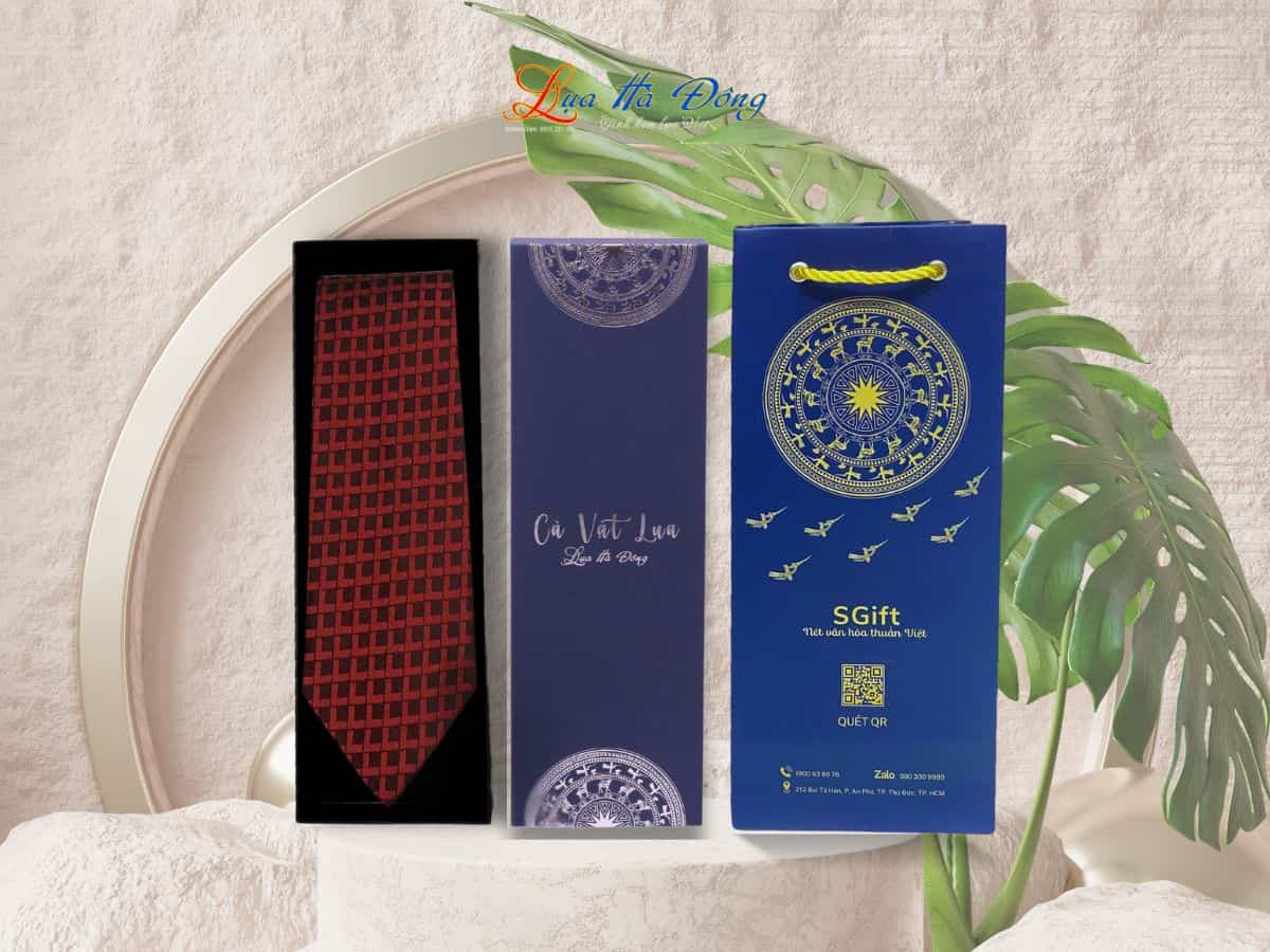 Cravat lụa ô vuông đỏ MNV-CRVPT84