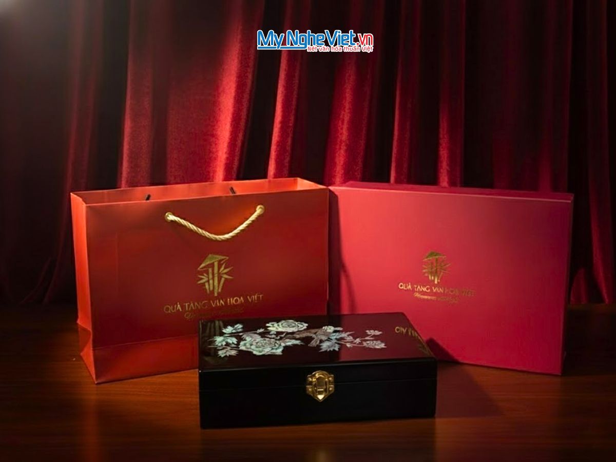 Quà Tặng Hộp Sơn Mài Hoa Hồng & Khăn Lụa Thêu Hoa CBMNV-LNL45180.1