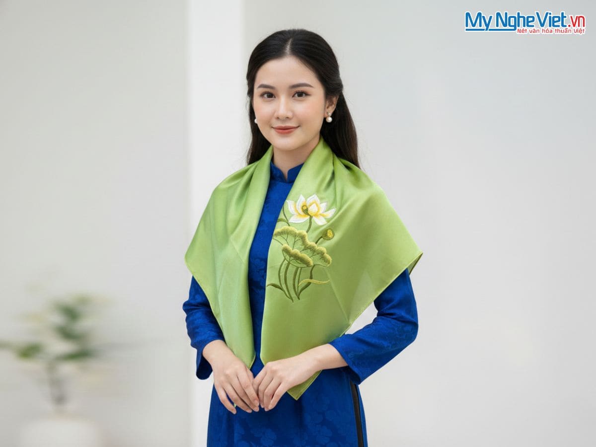 Khăn Lụa Tơ Tằm Thêu Hoa Sen Trơn Màu Xanh Cốm 90x90cm KLTA9090/4
