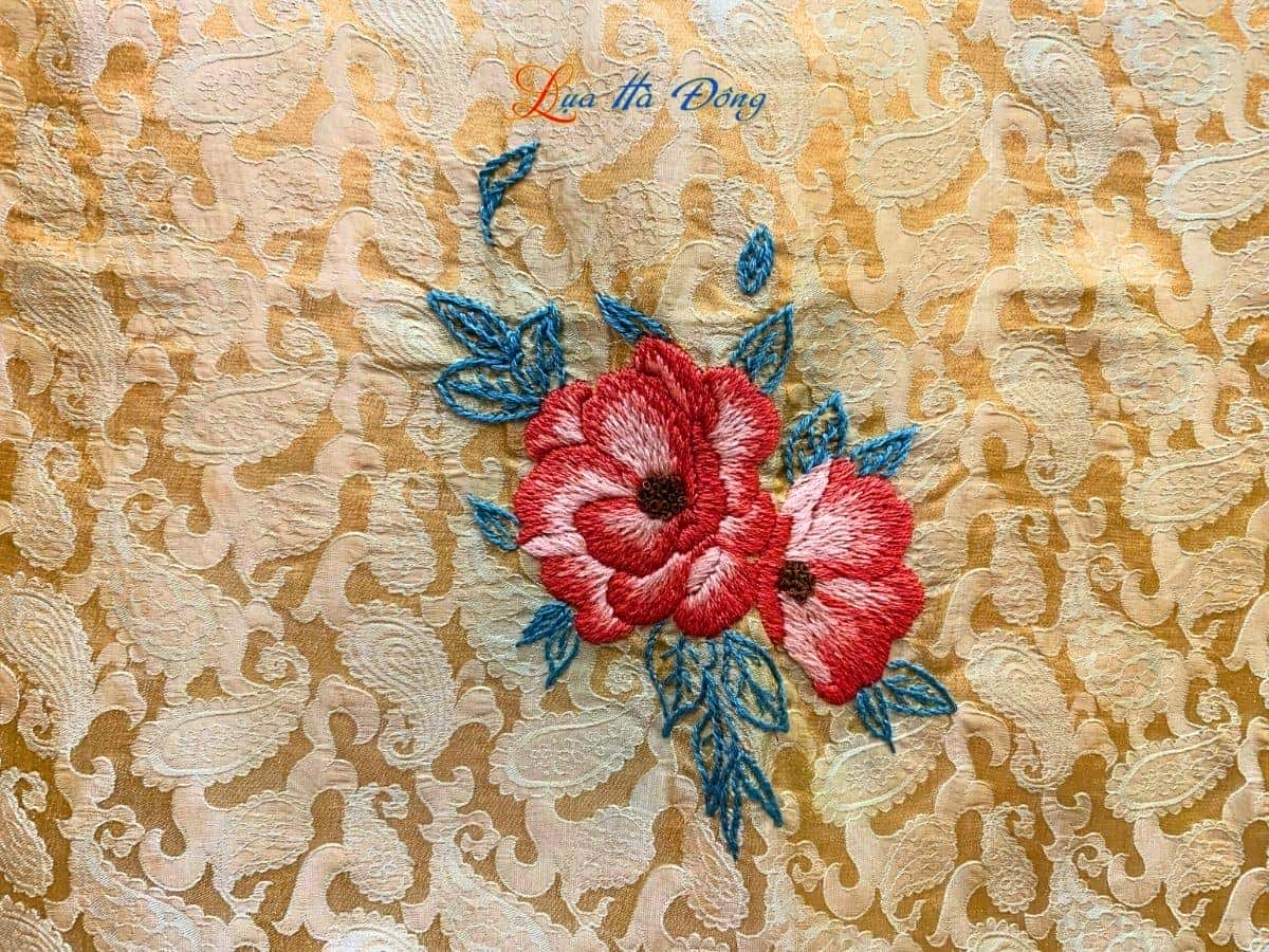 Khăn lụa thêu tay đuôi công vàng đồng MNV-LNL45180.6