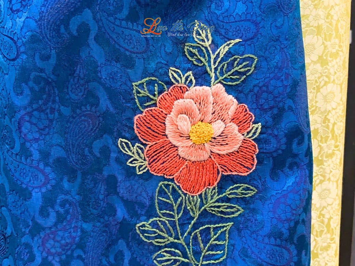 Khăn lụa thêu tay họa tiết đuôi công xanh đậm MNV-LNL45180.1
