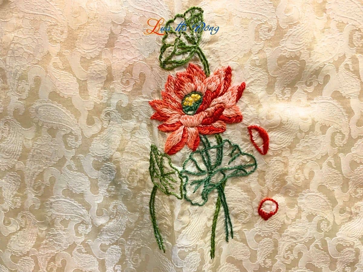 Khăn lụa thêu tay đuôi công kem MNV-LNL45180.8