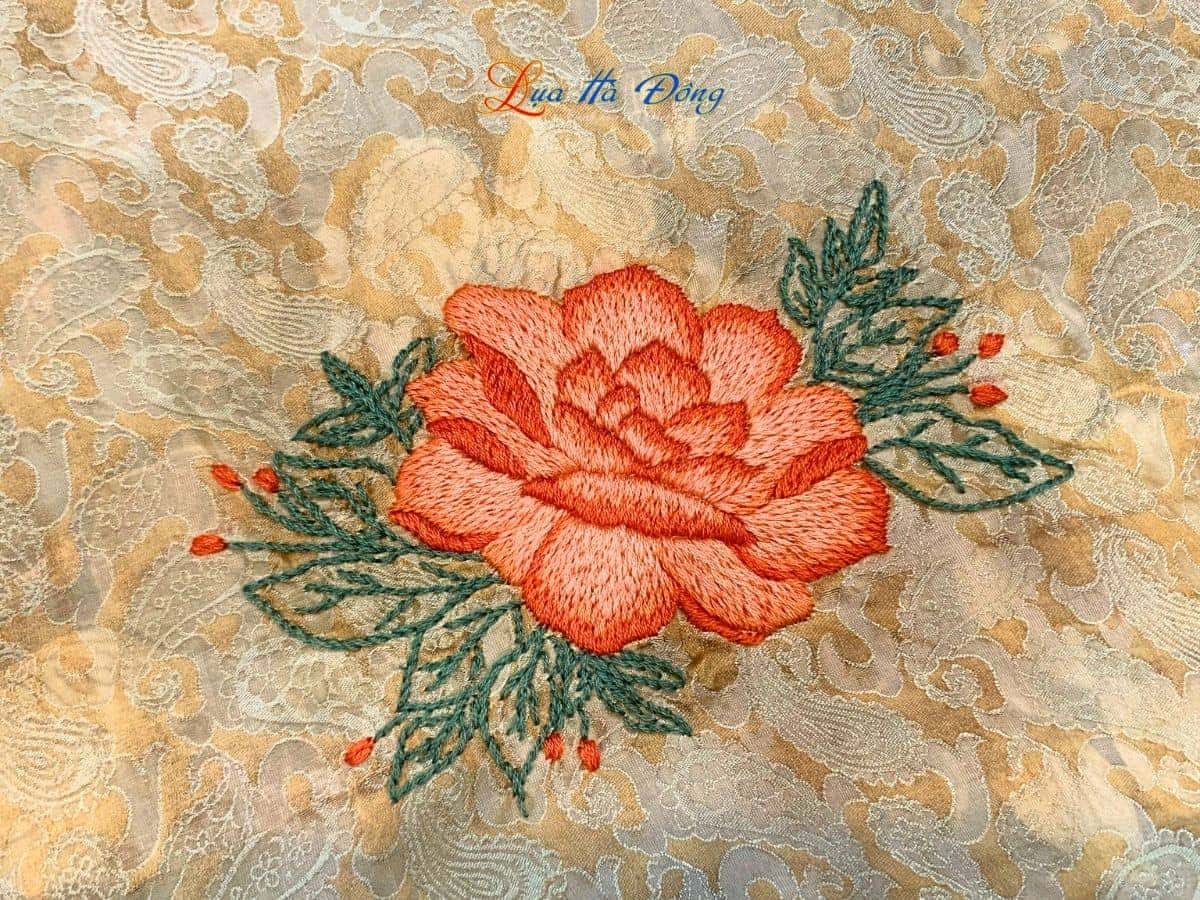 Khăn lụa vuông thêu tay đuôi cong vàng đồng MNV-LNL8585/7