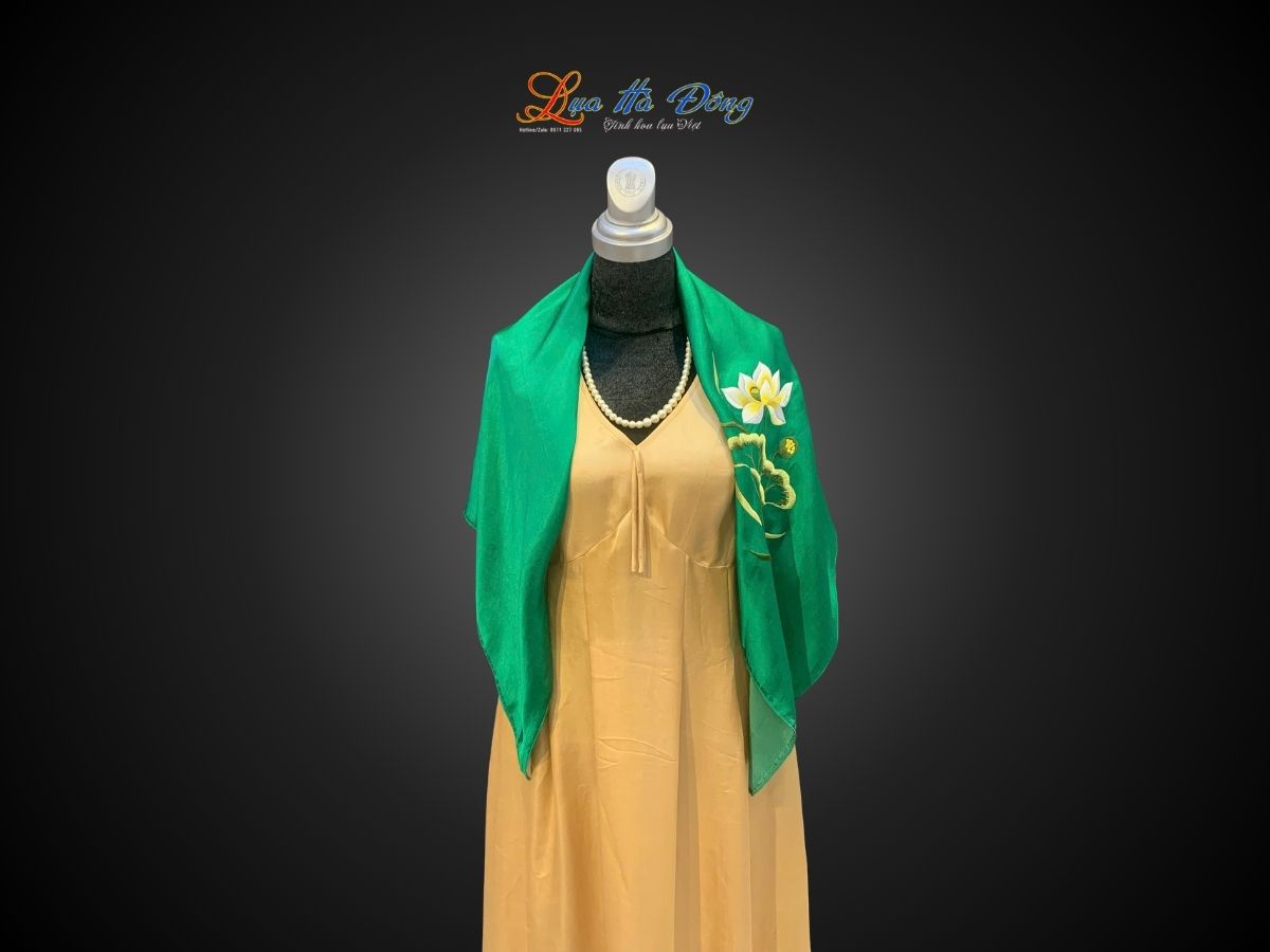 Khăn lụa vuông thêu sen trơn màu xanh lá KLTA9090/3