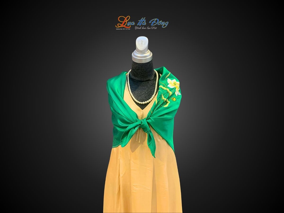 Khăn lụa vuông thêu sen trơn màu xanh lá KLTA9090/3