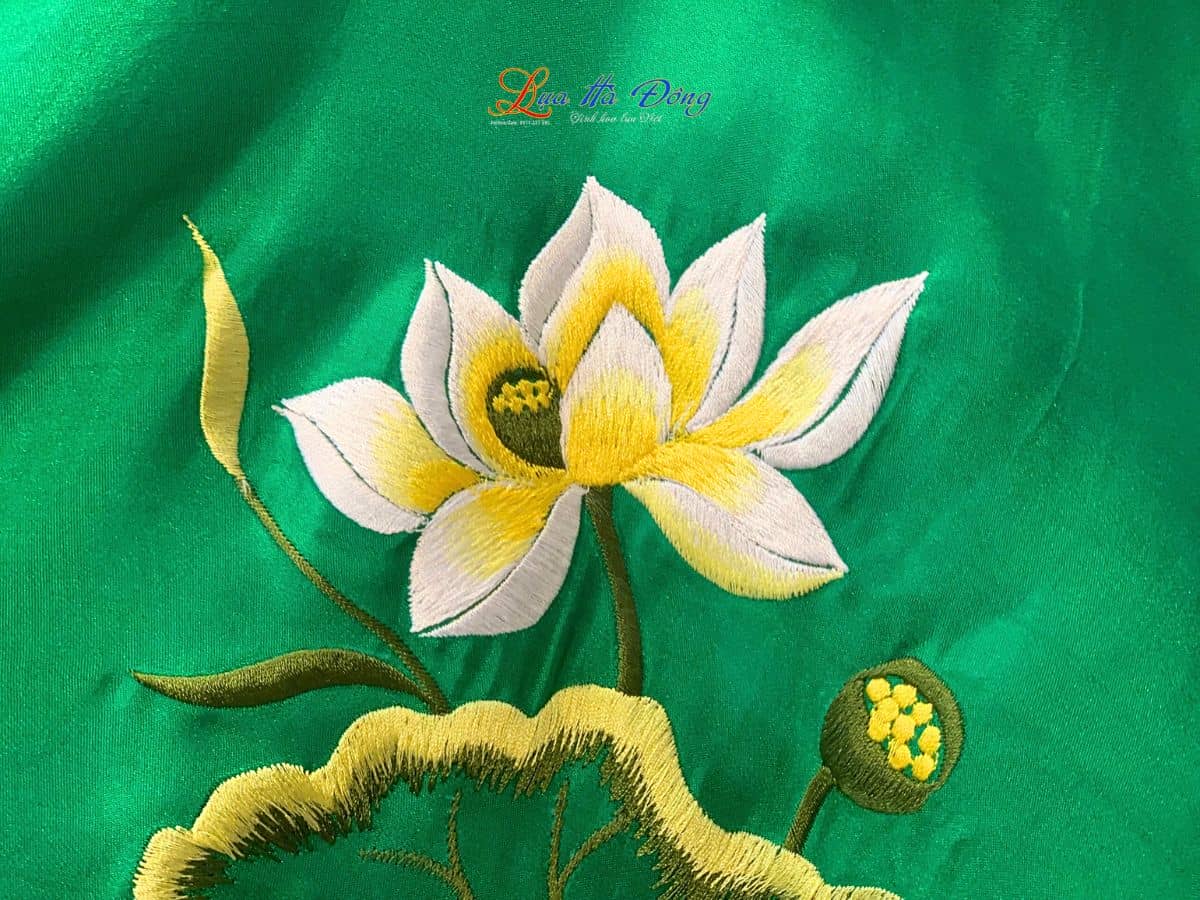Khăn lụa vuông thêu sen trơn màu xanh lá KLTA9090/3
