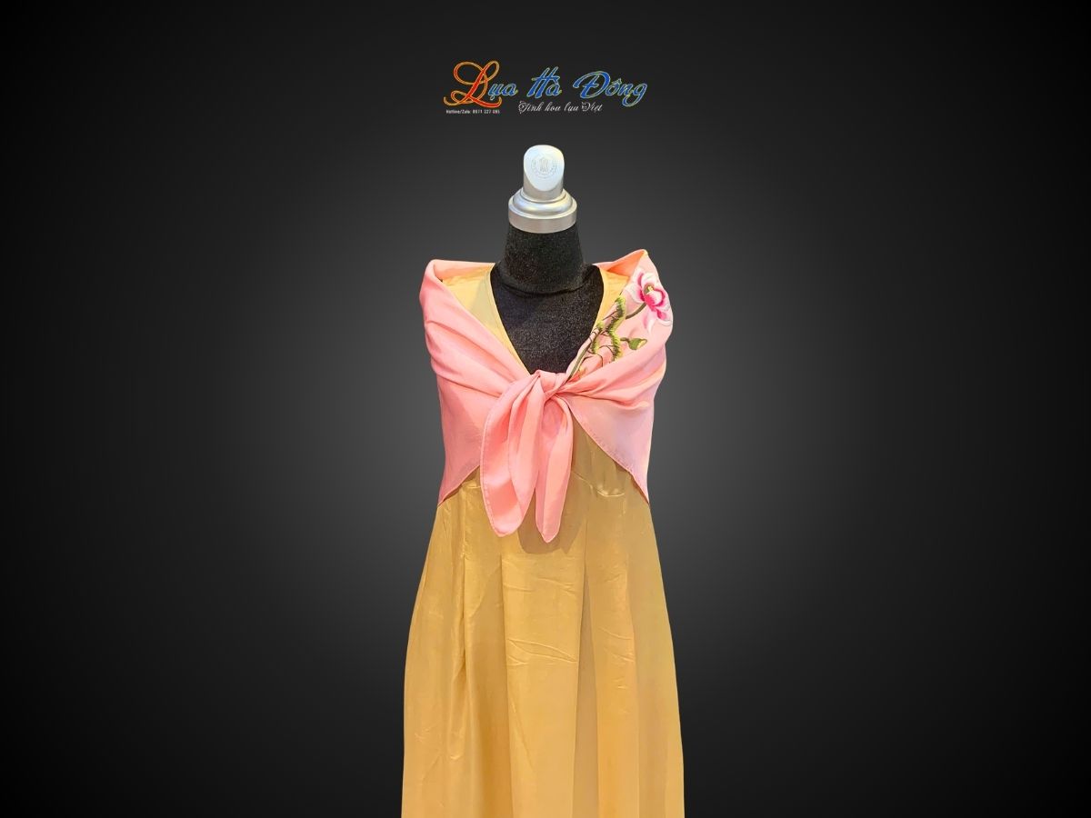 Khăn lụa vuông thêu sen trơn màu hồng phấn KLTA9090/10