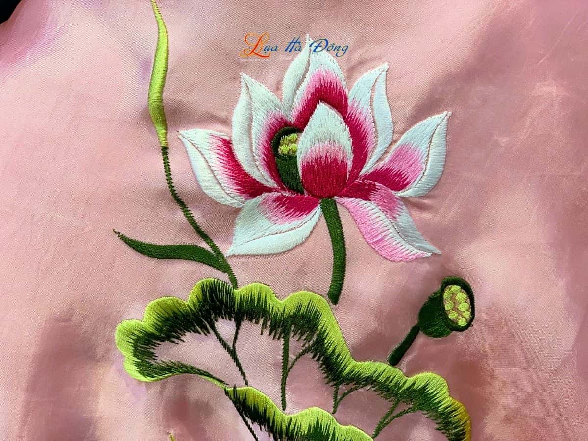 Khăn lụa vuông thêu sen trơn màu hồng phấn KLTA9090/10