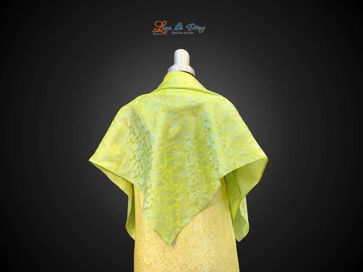 Khăn lụa vuông họa tiết đuôi cong xanh lá MNV-LNL9090/6