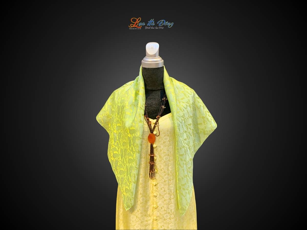 Khăn lụa vuông họa tiết đuôi cong xanh lá MNV-LNL9090/6