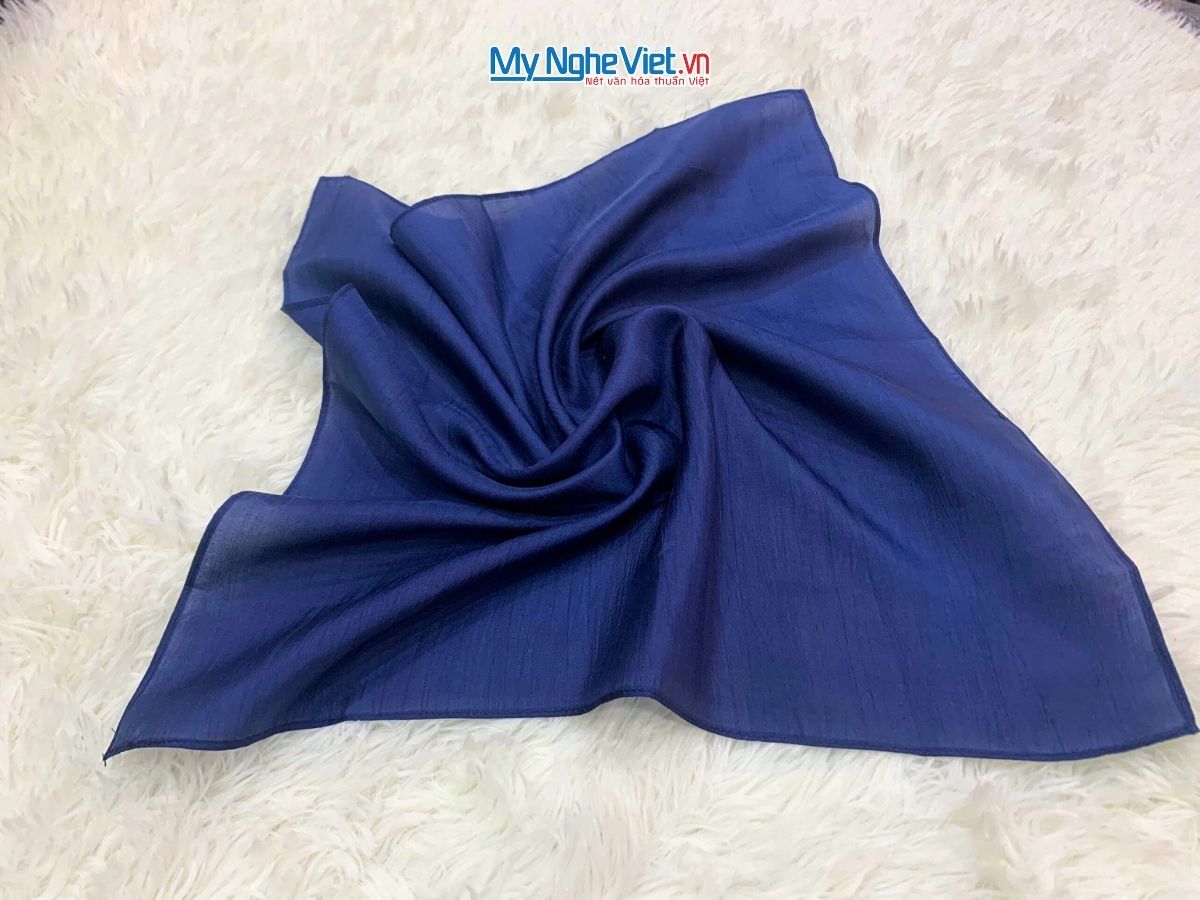 Khăn lụa vuông tơ tằm trơn màu xanh đậm MNV-PT5050/7