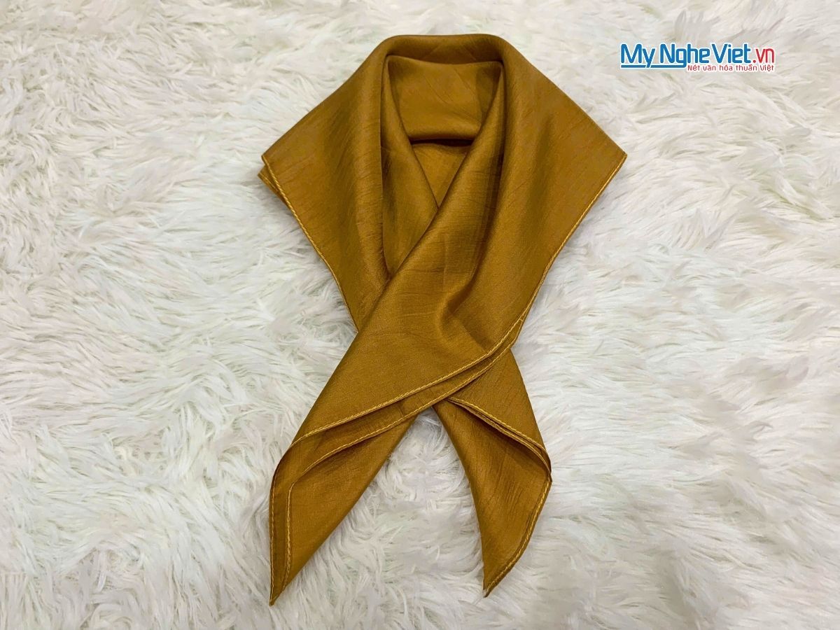 Khăn lụa vuông tơ tằm trơn màu vàng đồng MNV-PT5050/4