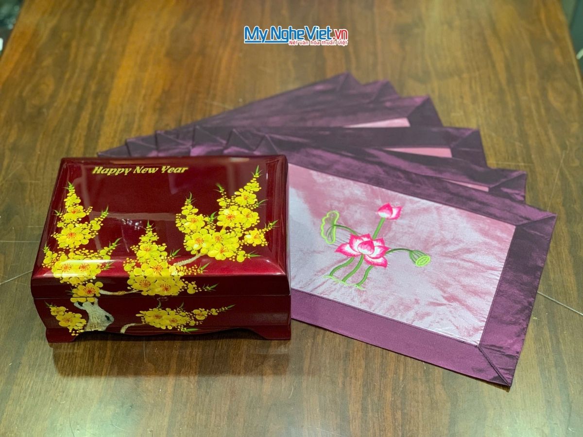 Bộ quà tặng hộp sơn mài hoa mai và bộ khăn trải bàn màu tím thêu sen CBMNV-KLTB11.6