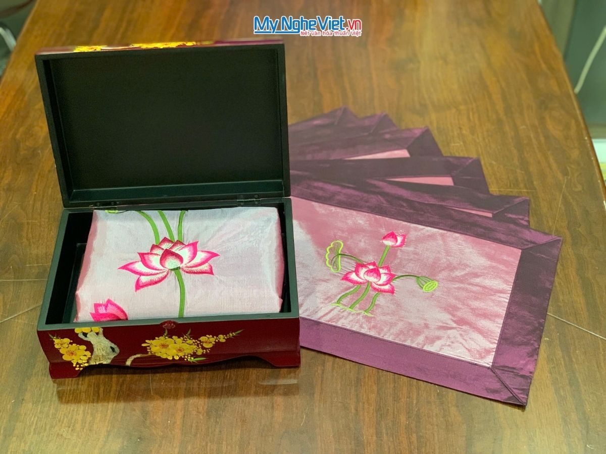 Bộ quà tặng hộp sơn mài hoa mai và bộ khăn trải bàn màu tím thêu sen CBMNV-KLTB11.6