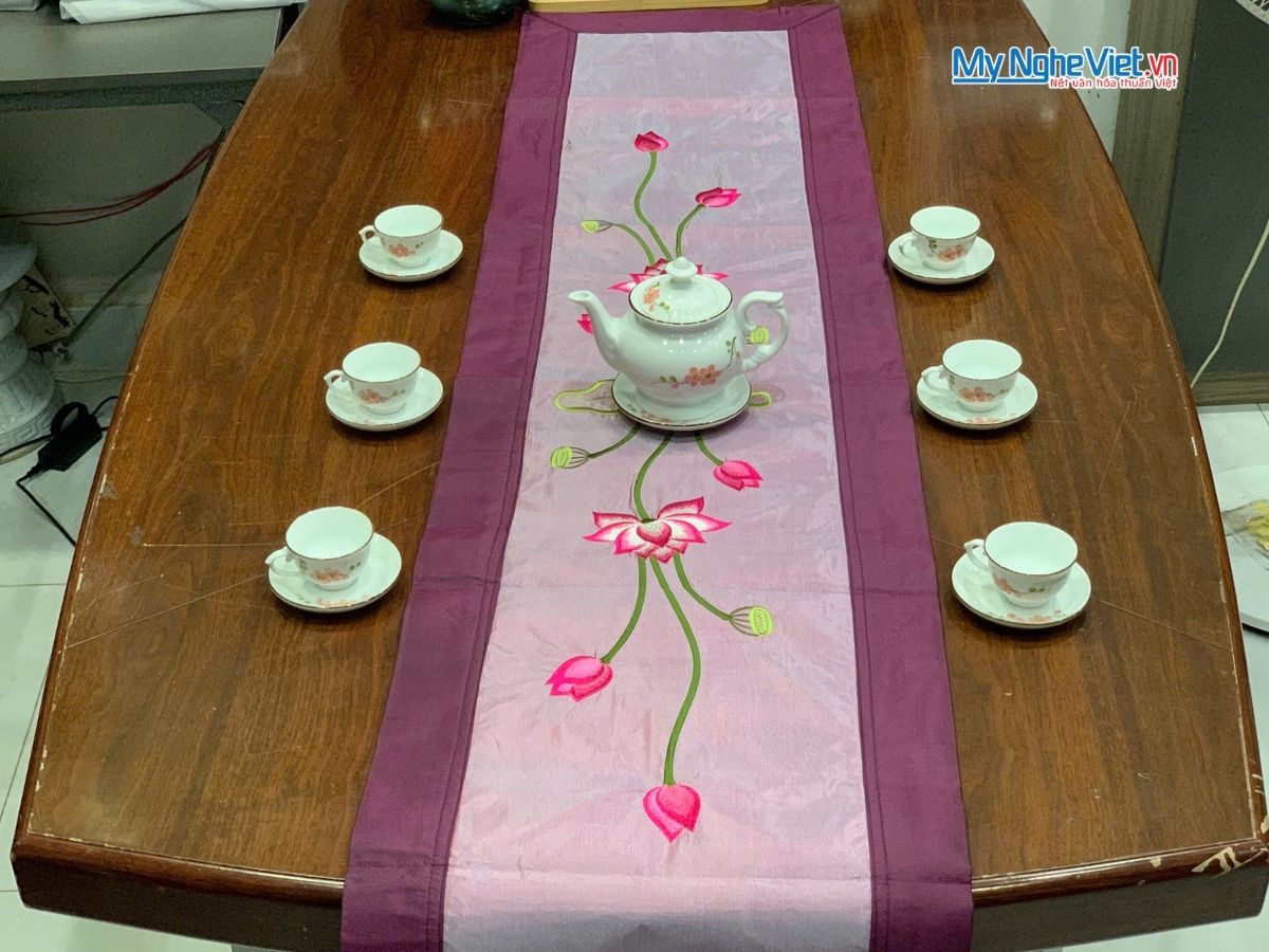 Bộ quà tặng hộp sơn mài hoa mai và bộ khăn trải bàn màu tím thêu sen CBMNV-KLTB11.6