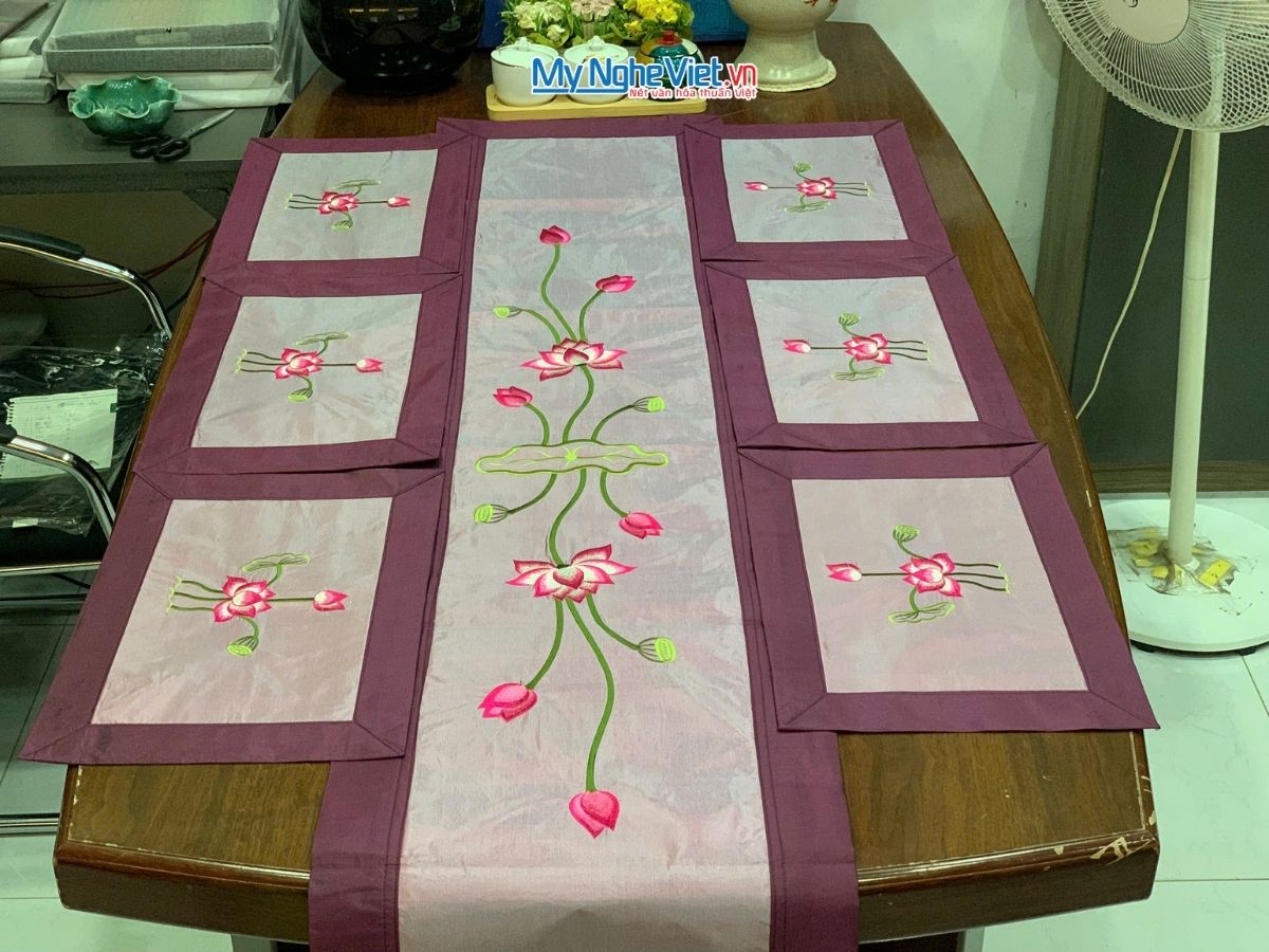 Bộ quà tặng hộp sơn mài hoa mai và bộ khăn trải bàn màu tím thêu sen CBMNV-KLTB11.6