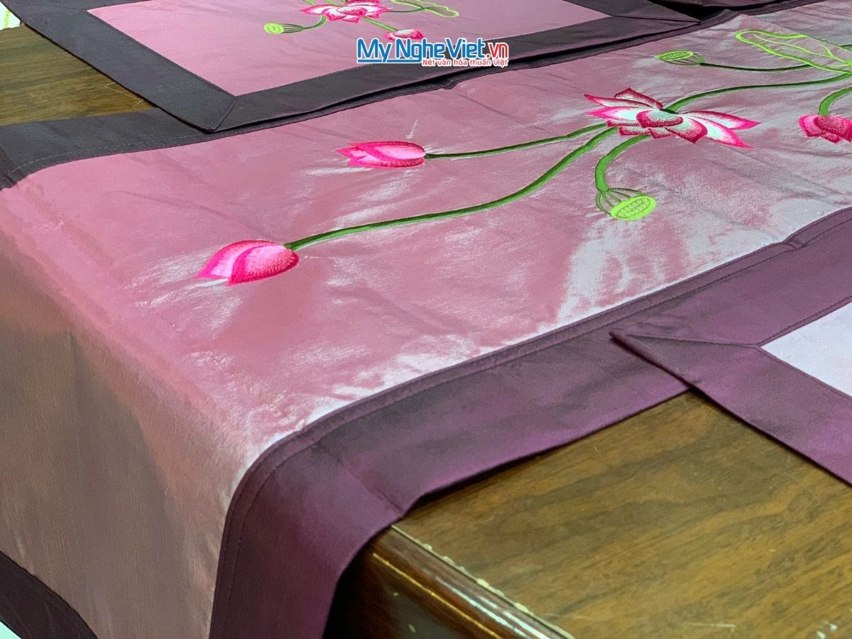 Bộ quà tặng hộp sơn mài hoa mai và bộ khăn trải bàn màu tím thêu sen CBMNV-KLTB11.6