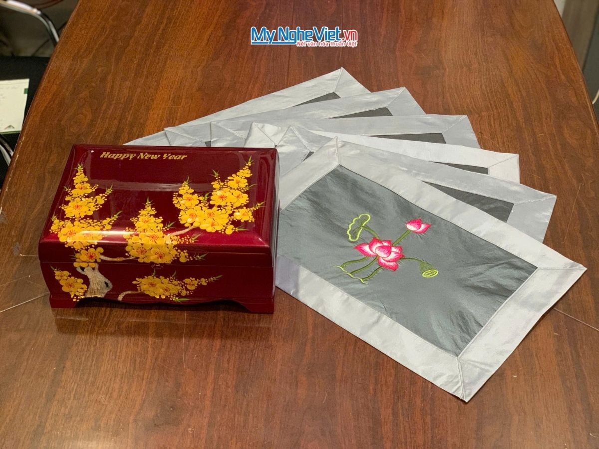 Bộ quà tặng hộp sơn mài hoa mai và bộ khăn trải bàn màu xám thêu sen CBMNV-KLTB11.5