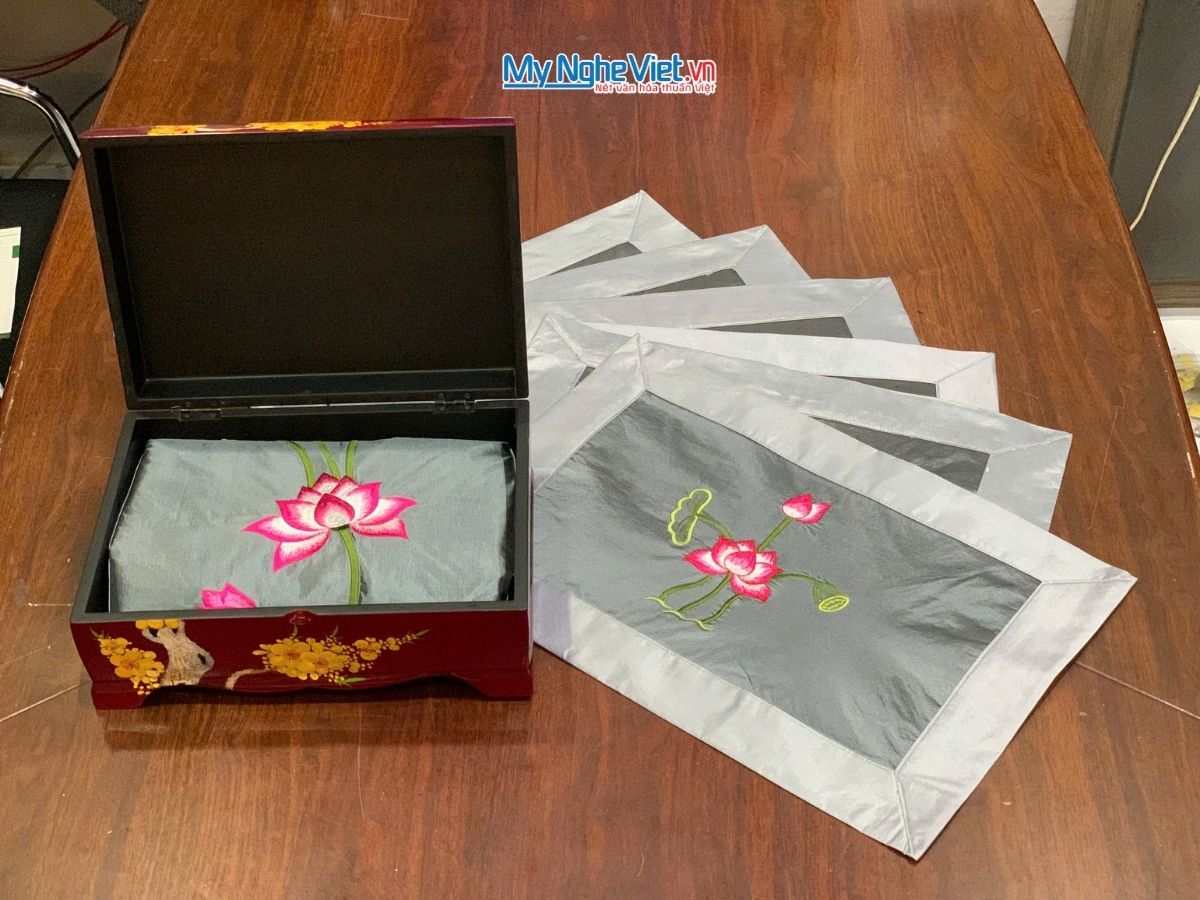 Bộ quà tặng hộp sơn mài hoa mai và bộ khăn trải bàn màu xám thêu sen CBMNV-KLTB11.5
