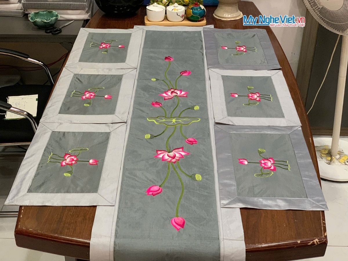 Bộ quà tặng hộp sơn mài hoa mai và bộ khăn trải bàn màu xám thêu sen CBMNV-KLTB11.5
